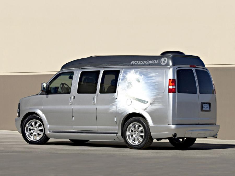  Chevrolet Express Ultimate Ski Van Concept 2002 года  (фото 2 из 2)